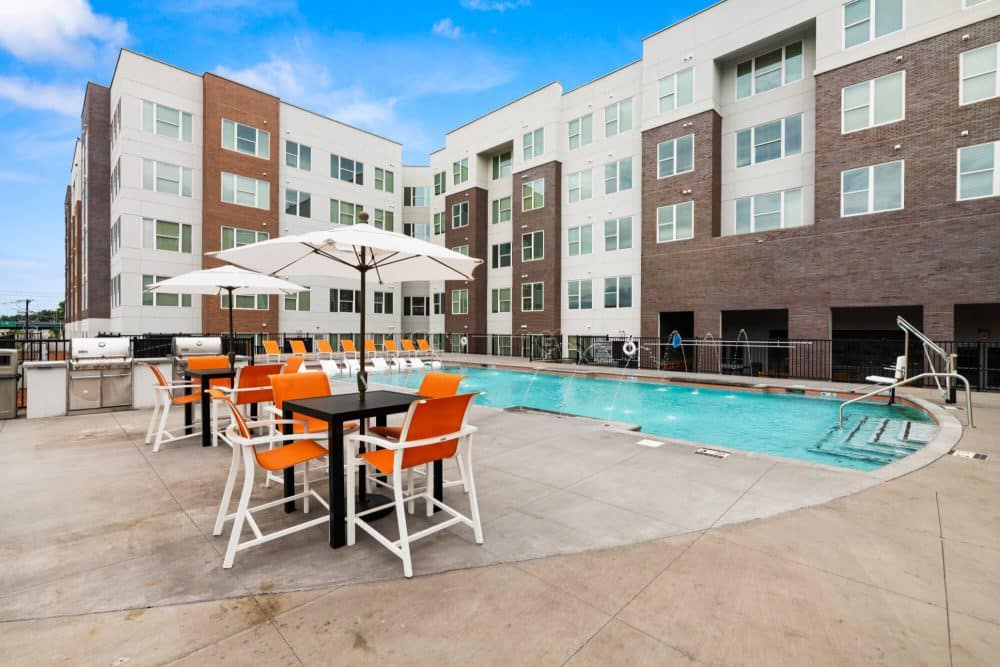 nova knoxville off campus apartments near the university of tennessee knoxville rooftop pool grilling stations outdoor seating